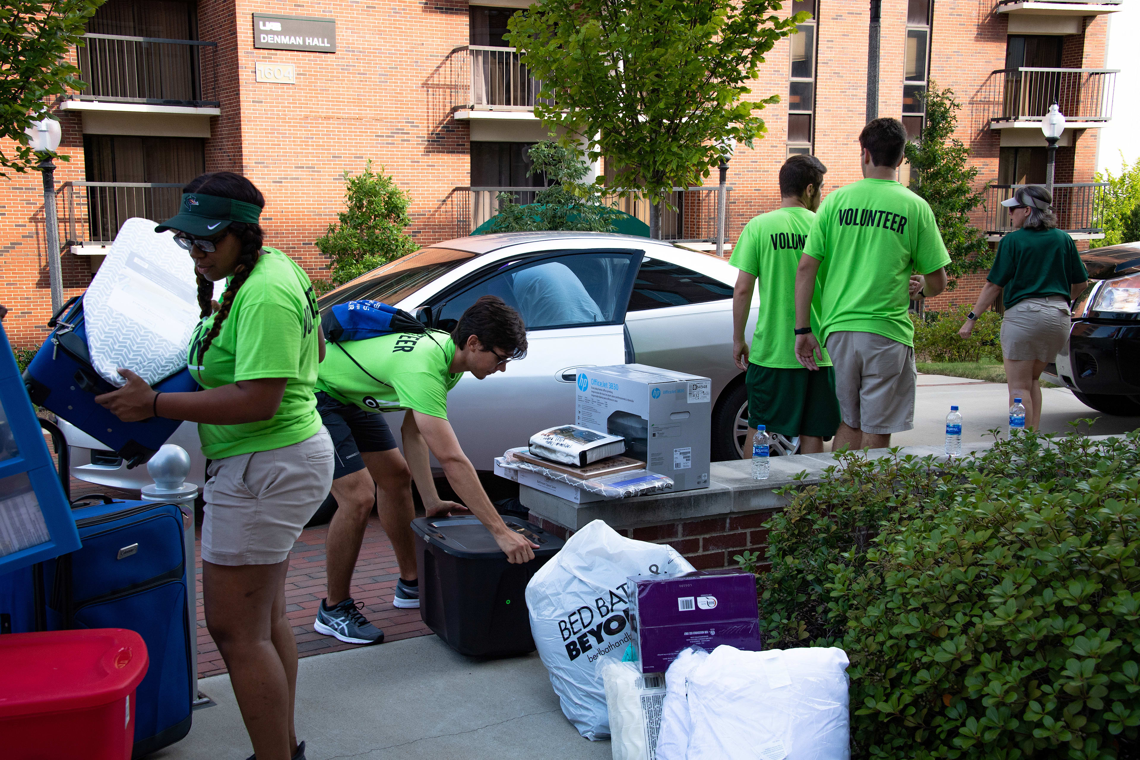 Move-in crew at UAB helps students move into dorms