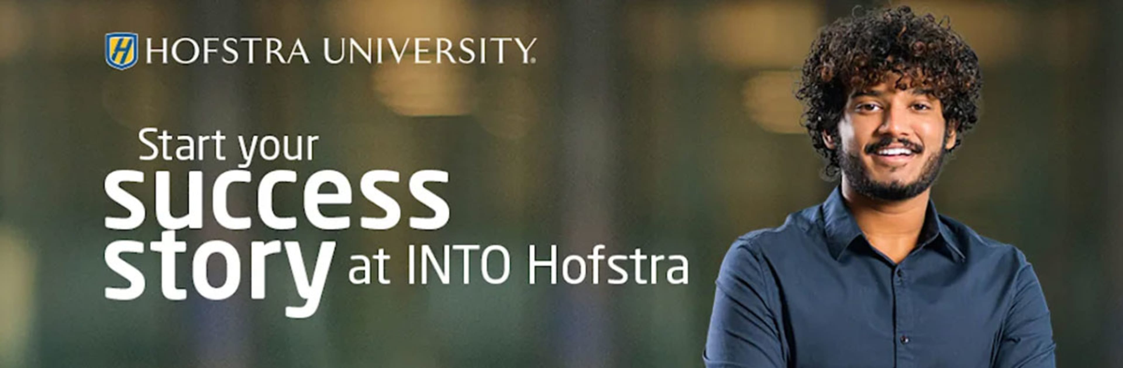 Start your Success story at INTO Hofstra student looking at sign