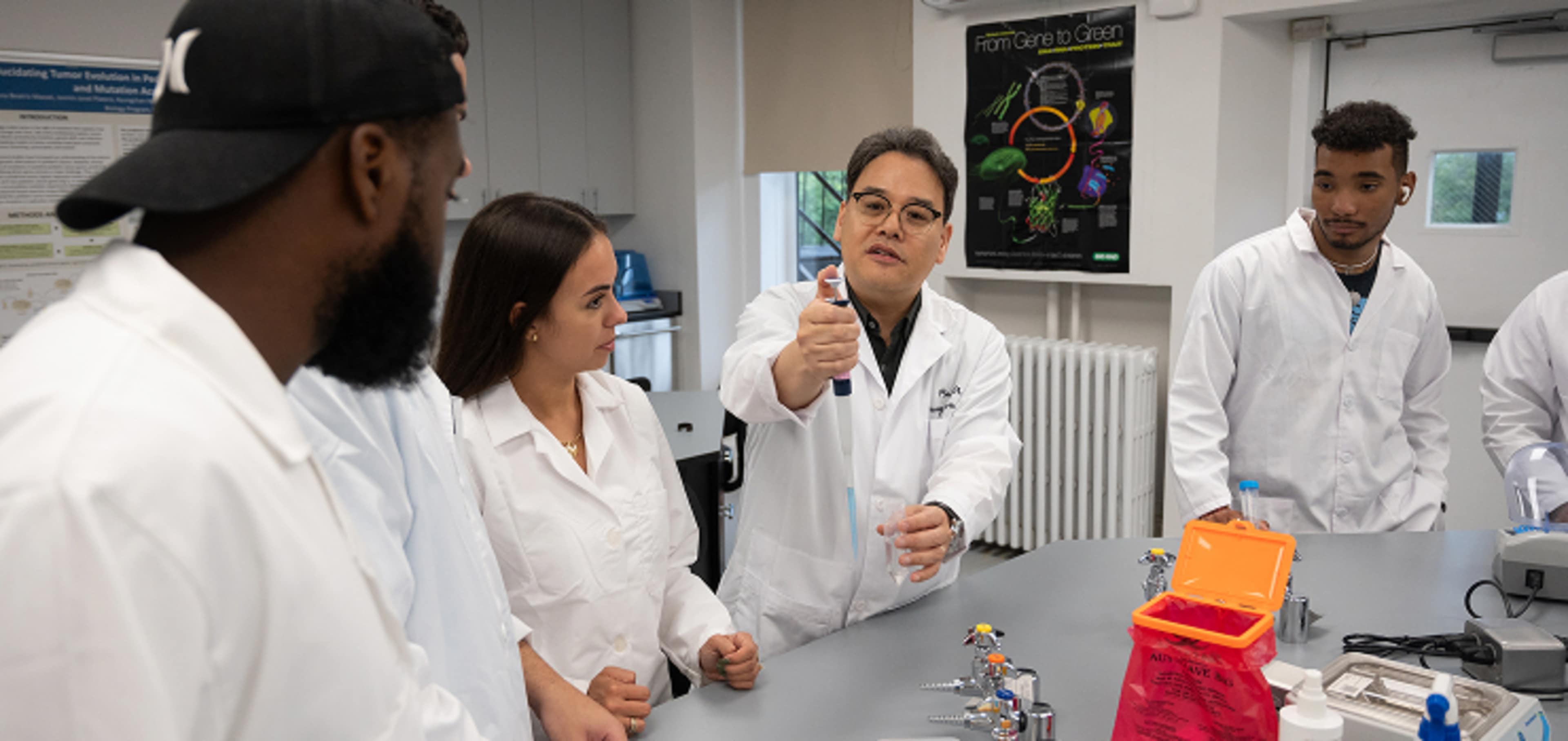 Students inside a laboratory doing experiment